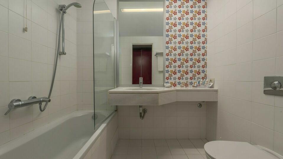 Standard_Garden_View-Bathroom